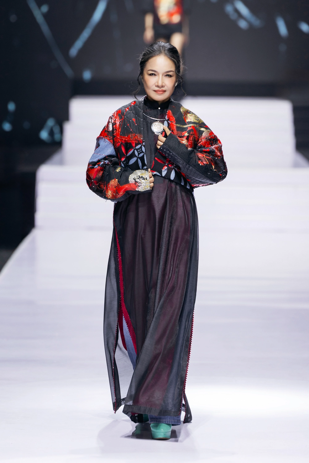 "Cuộc chơi" thời trang kết hợp truyền thống và hội hoạ của NTK Cao Minh Tiến - Ảnh 10. "Cuộc chơi" thời trang kết hợp truyền thống và hội hoạ của NTK Cao Minh Tiến - Ảnh 10.