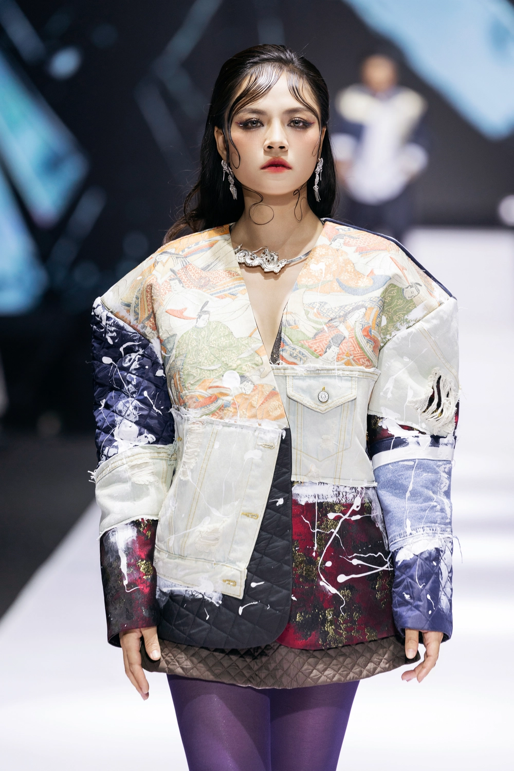 "Cuộc chơi" thời trang kết hợp truyền thống và hội hoạ của NTK Cao Minh Tiến - Ảnh 11. "Cuộc chơi" thời trang kết hợp truyền thống và hội hoạ của NTK Cao Minh Tiến - Ảnh 11.