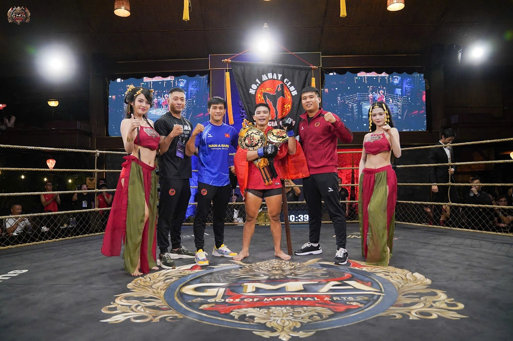 Đệ tử của Nguyễn Trần Duy Nhất hạ gục nhà vô địch Malaysia, đoạt đai 'Thần võ độc tôn' - Ảnh 1. Đệ tử của Nguyễn Trần Duy Nhất hạ gục nhà vô địch Malaysia, đoạt đai 'Thần võ độc tôn' - Ảnh 1.