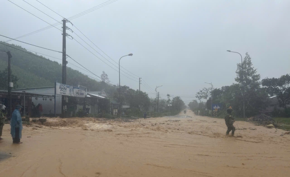 Mưa lớn gây ngập sâu, sạt lở các tuyến đường vùng núi thành phố Huế - Ảnh 2. Mưa lớn gây ngập sâu, sạt lở các tuyến đường vùng núi thành phố Huế - Ảnh 2.