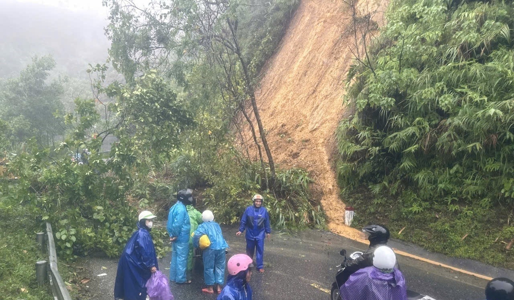 Mưa lớn gây ngập sâu, sạt lở các tuyến đường vùng núi thành phố Huế - Ảnh 3. Mưa lớn gây ngập sâu, sạt lở các tuyến đường vùng núi thành phố Huế - Ảnh 3.