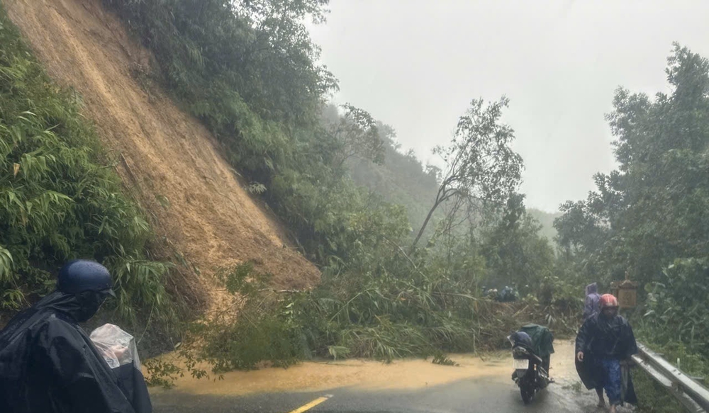 Mưa lớn gây ngập sâu, sạt lở các tuyến đường vùng núi thành phố Huế - Ảnh 4. Mưa lớn gây ngập sâu, sạt lở các tuyến đường vùng núi thành phố Huế - Ảnh 4.