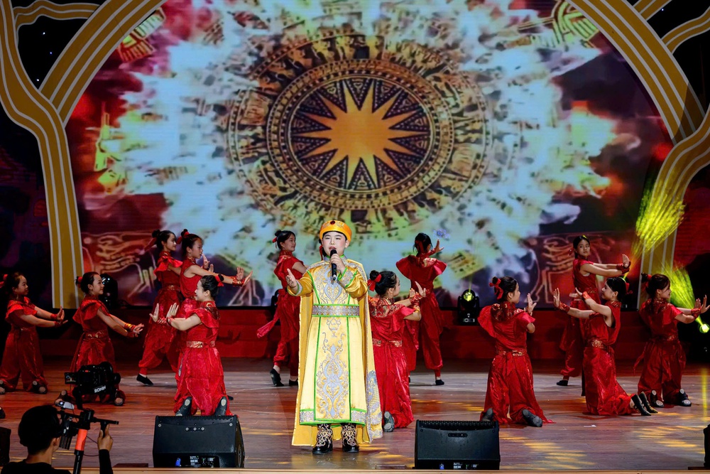 Cậu bé Opera 13 tuổi, thành thạo 5 ngoại ngữ và là VĐV bơi giành nhiều huy chương - Ảnh 2. Cậu bé Opera 13 tuổi, thành thạo 5 ngoại ngữ và là VĐV bơi giành nhiều huy chương - Ảnh 2.