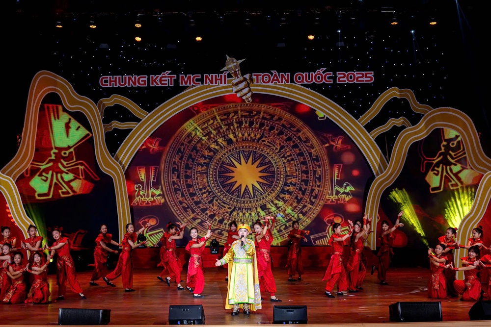 Cậu bé Opera 13 tuổi, thành thạo 5 ngoại ngữ và là VĐV bơi giành nhiều huy chương - Ảnh 3. Cậu bé Opera 13 tuổi, thành thạo 5 ngoại ngữ và là VĐV bơi giành nhiều huy chương - Ảnh 3.