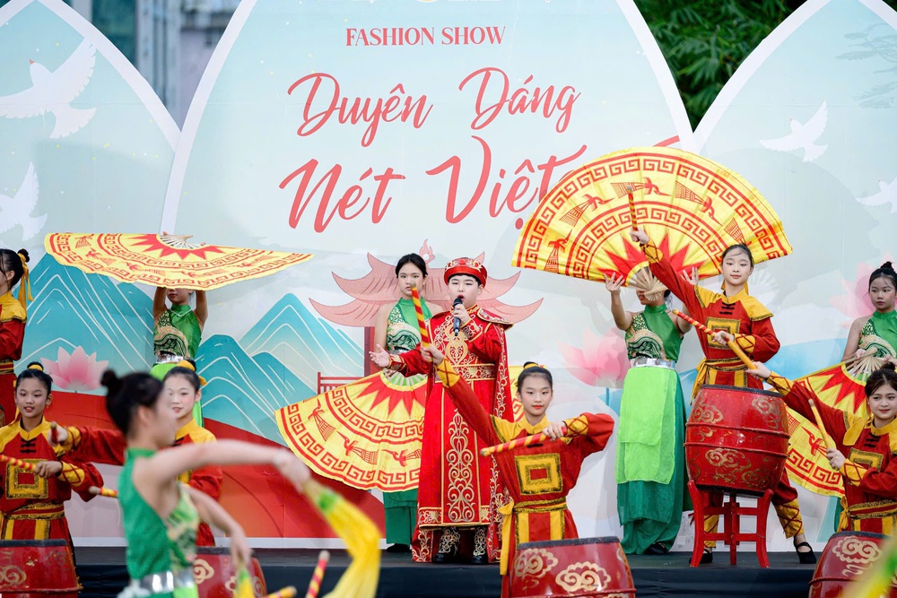 Cậu bé Opera 13 tuổi, thành thạo 5 ngoại ngữ và là VĐV bơi giành nhiều huy chương - Ảnh 1. Cậu bé Opera 13 tuổi, thành thạo 5 ngoại ngữ và là VĐV bơi giành nhiều huy chương - Ảnh 1.
