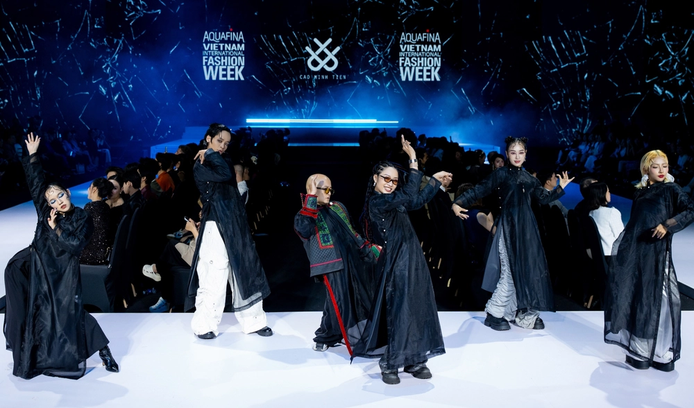 "Cuộc chơi" thời trang kết hợp truyền thống và hội hoạ của NTK Cao Minh Tiến - Ảnh 1. "Cuộc chơi" thời trang kết hợp truyền thống và hội hoạ của NTK Cao Minh Tiến - Ảnh 1.