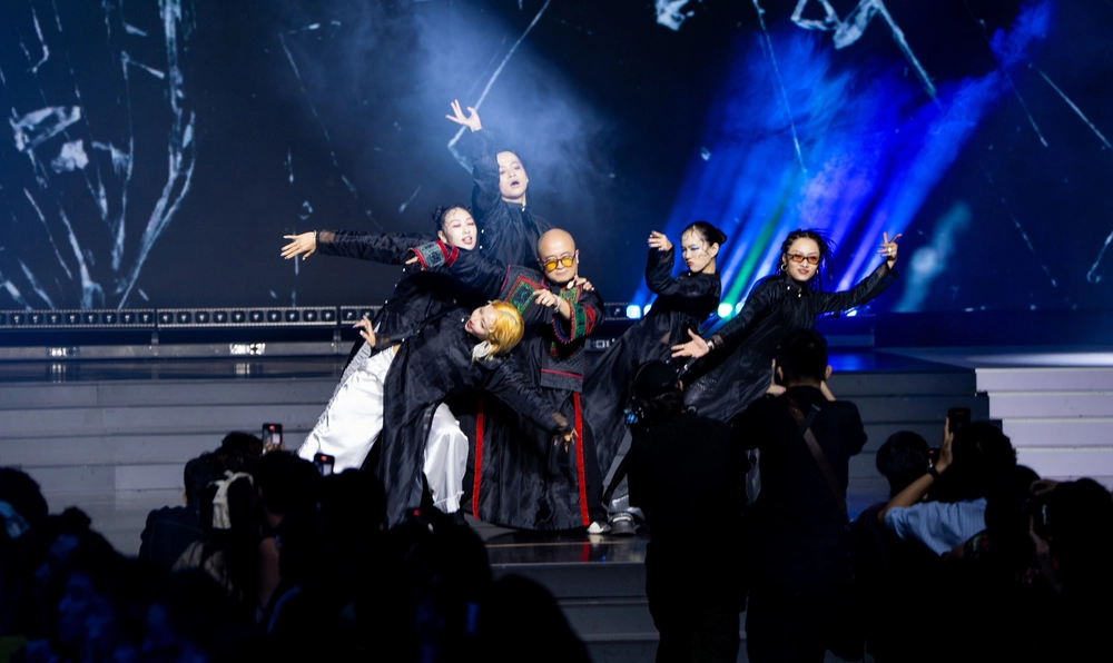 "Cuộc chơi" thời trang kết hợp truyền thống và hội hoạ của NTK Cao Minh Tiến - Ảnh 2. "Cuộc chơi" thời trang kết hợp truyền thống và hội hoạ của NTK Cao Minh Tiến - Ảnh 2.