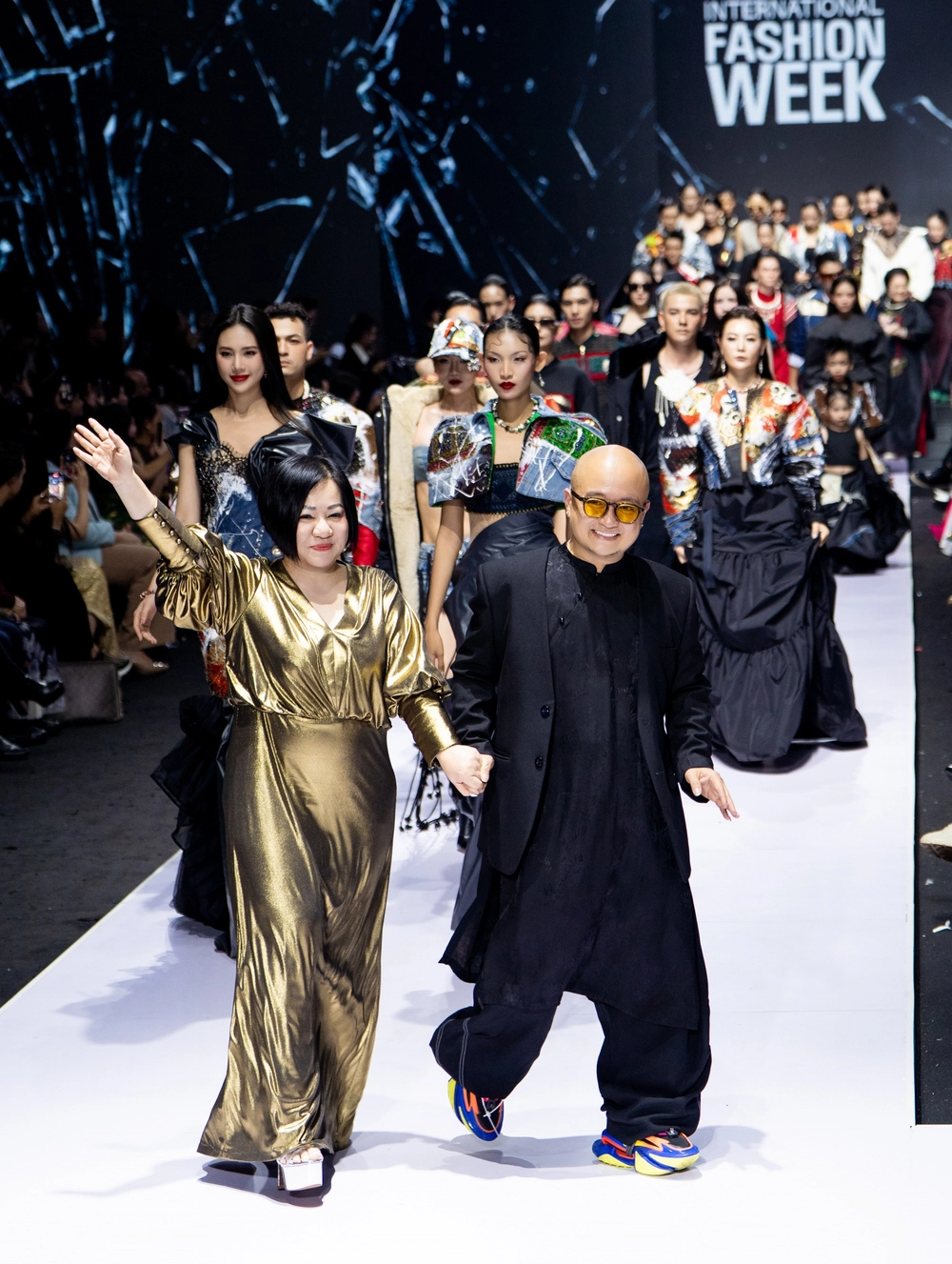 "Cuộc chơi" thời trang kết hợp truyền thống và hội hoạ của NTK Cao Minh Tiến - Ảnh 3. "Cuộc chơi" thời trang kết hợp truyền thống và hội hoạ của NTK Cao Minh Tiến - Ảnh 3.