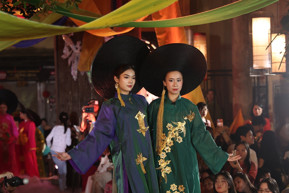 NTK David Minh Đức tôn vinh di sản áo dài Việt Nam - Ảnh 4. NTK David Minh Đức tôn vinh di sản áo dài Việt Nam - Ảnh 4.