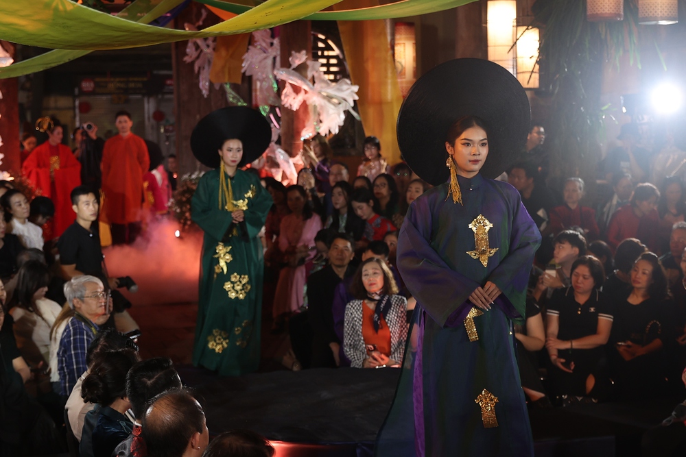 NTK David Minh Đức tôn vinh di sản áo dài Việt Nam - Ảnh 1. NTK David Minh Đức tôn vinh di sản áo dài Việt Nam - Ảnh 1.