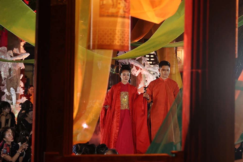 NTK David Minh Đức tôn vinh di sản áo dài Việt Nam - Ảnh 5. NTK David Minh Đức tôn vinh di sản áo dài Việt Nam - Ảnh 5.