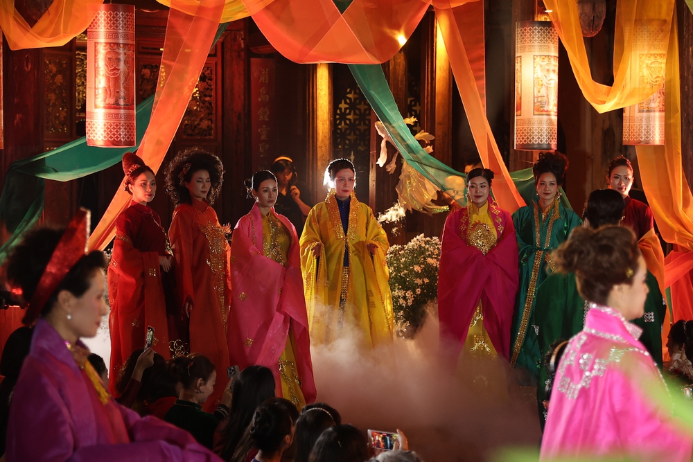 NTK David Minh Đức tôn vinh di sản áo dài Việt Nam - Ảnh 7. NTK David Minh Đức tôn vinh di sản áo dài Việt Nam - Ảnh 7.