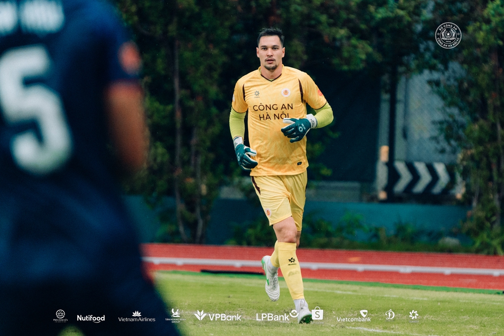 Tin nóng bóng đá Việt hôm nay 17/11: Đội tuyển Việt Nam hoàn thiện chiến thuật; SHB Đà Nẵng chiêu mộ Quế Ngọc Hải - Ảnh 2. Tin nóng bóng đá Việt hôm nay 17/11: Đội tuyển Việt Nam hoàn thiện chiến thuật; SHB Đà Nẵng chiêu mộ Quế Ngọc Hải - Ảnh 2.