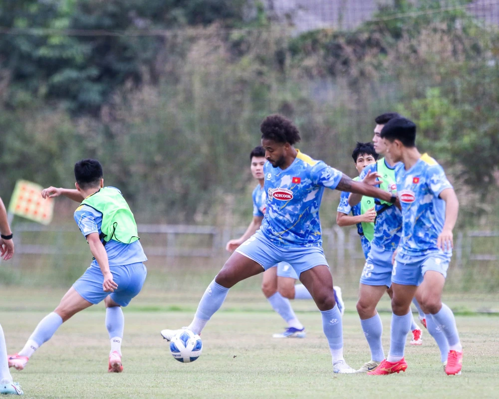 Tin nóng bóng đá Việt hôm nay 17/11: Đội tuyển Việt Nam hoàn thiện chiến thuật; SHB Đà Nẵng chiêu mộ Quế Ngọc Hải - Ảnh 1. Tin nóng bóng đá Việt hôm nay 17/11: Đội tuyển Việt Nam hoàn thiện chiến thuật; SHB Đà Nẵng chiêu mộ Quế Ngọc Hải - Ảnh 1.