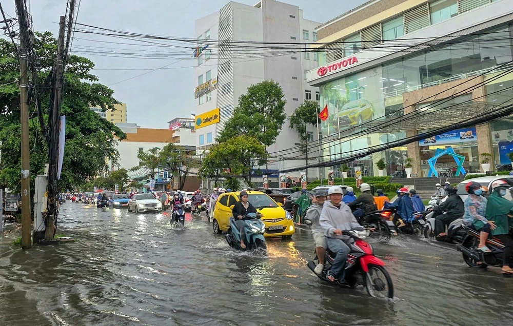 Trung Bộ mưa rất to, nguy cơ lũ mới, Bắc Bộ có mưa do không khí lạnh - Ảnh 3. Trung Bộ mưa rất to, nguy cơ lũ mới, Bắc Bộ có mưa do không khí lạnh - Ảnh 3.