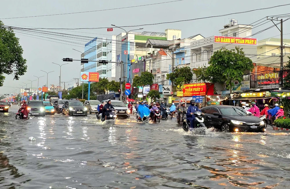 Miền Trung tiếp tục mưa lớn, nguy cơ ngập lụt tăng cao - Ảnh 1. Miền Trung tiếp tục mưa lớn, nguy cơ ngập lụt tăng cao - Ảnh 1.