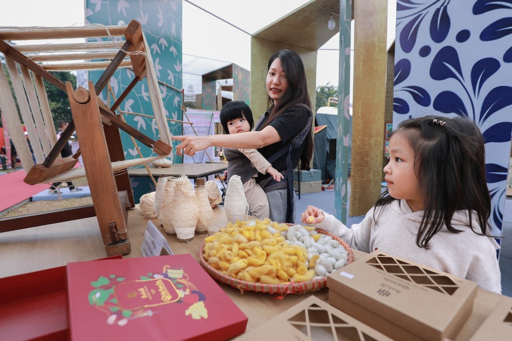 Festival làng nghề quốc tế 2025 thu hút khách du lịch - Ảnh 7. Festival làng nghề quốc tế 2025 thu hút khách du lịch - Ảnh 7.