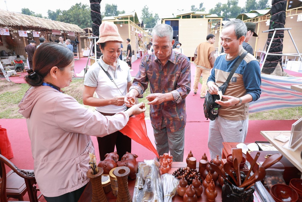 Festival làng nghề quốc tế 2025 thu hút khách du lịch - Ảnh 13. Festival làng nghề quốc tế 2025 thu hút khách du lịch - Ảnh 13.