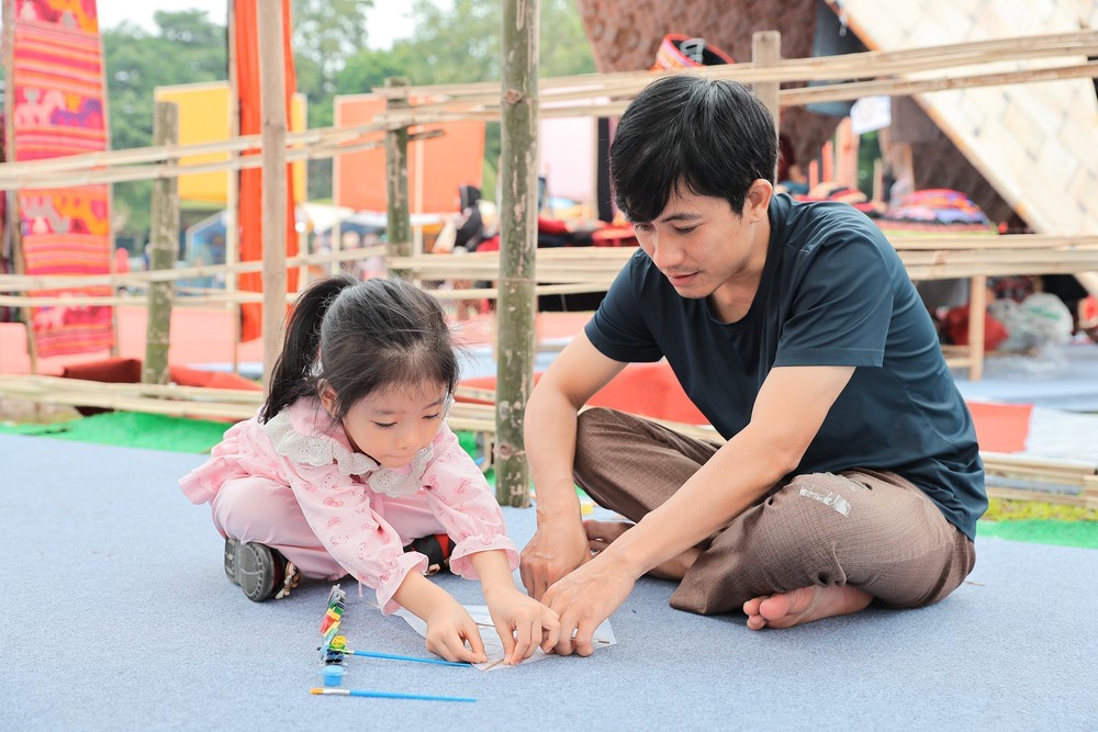 Festival làng nghề quốc tế 2025 thu hút khách du lịch - Ảnh 3. Festival làng nghề quốc tế 2025 thu hút khách du lịch - Ảnh 3.