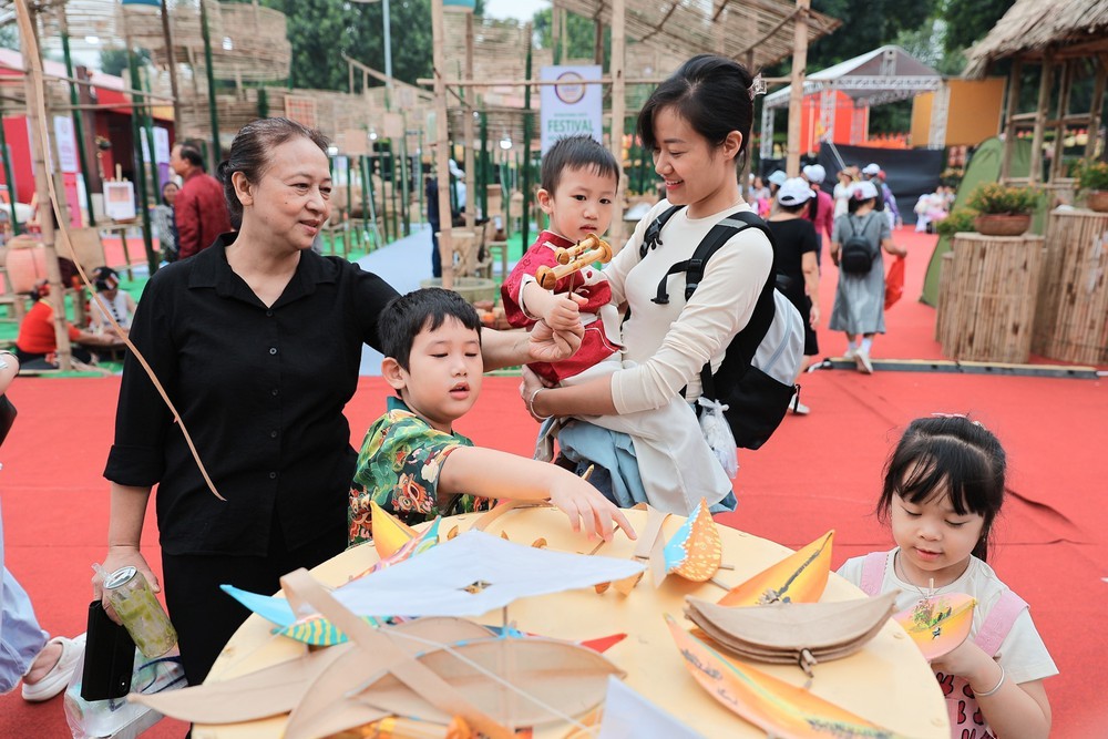 Festival làng nghề quốc tế 2025 thu hút khách du lịch - Ảnh 6. Festival làng nghề quốc tế 2025 thu hút khách du lịch - Ảnh 6.
