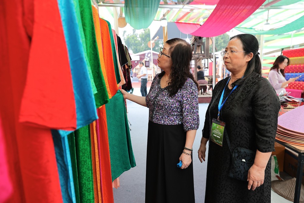 Festival làng nghề quốc tế 2025 thu hút khách du lịch - Ảnh 14. Festival làng nghề quốc tế 2025 thu hút khách du lịch - Ảnh 14.