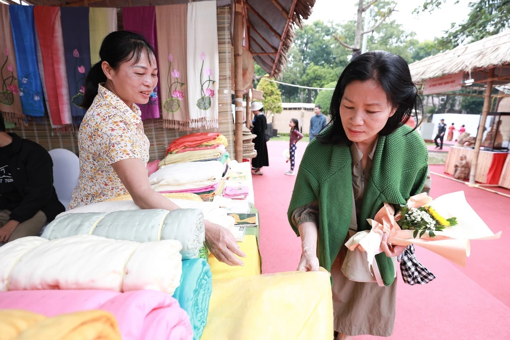 Festival làng nghề quốc tế 2025 thu hút khách du lịch - Ảnh 9. Festival làng nghề quốc tế 2025 thu hút khách du lịch - Ảnh 9.