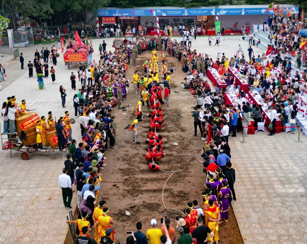 Giao lưu trình diễn Nghi lễ, trò chơi kéo co - Di sản Thế giới được UNESCO công nhận - Ảnh 9. Giao lưu trình diễn Nghi lễ, trò chơi kéo co - Di sản Thế giới được UNESCO công nhận - Ảnh 9.