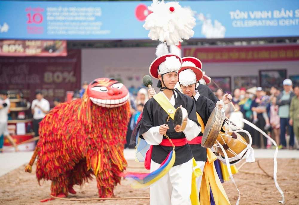 Giao lưu trình diễn Nghi lễ, trò chơi kéo co - Di sản Thế giới được UNESCO công nhận - Ảnh 2. Giao lưu trình diễn Nghi lễ, trò chơi kéo co - Di sản Thế giới được UNESCO công nhận - Ảnh 2.