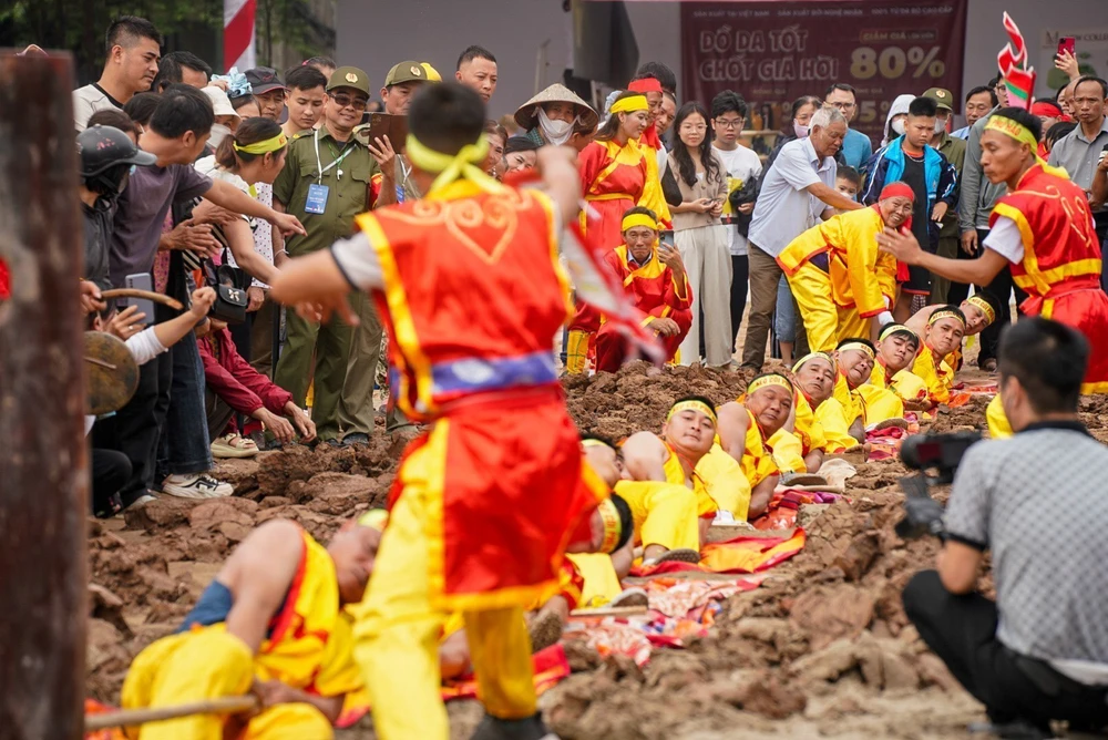 Giao lưu trình diễn Nghi lễ, trò chơi kéo co - Di sản Thế giới được UNESCO công nhận - Ảnh 18. Giao lưu trình diễn Nghi lễ, trò chơi kéo co - Di sản Thế giới được UNESCO công nhận - Ảnh 18.