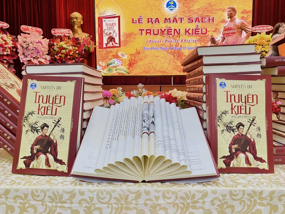 Giới thiệu bản Truyện Kiều đặc biệt với phân đoạn và chú giải khoa học, dễ hiểu - Ảnh 4. Giới thiệu bản Truyện Kiều đặc biệt với phân đoạn và chú giải khoa học, dễ hiểu - Ảnh 4.