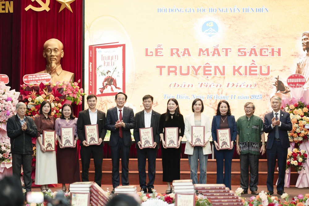 Giới thiệu bản Truyện Kiều đặc biệt với phân đoạn và chú giải khoa học, dễ hiểu - Ảnh 2. Giới thiệu bản Truyện Kiều đặc biệt với phân đoạn và chú giải khoa học, dễ hiểu - Ảnh 2.