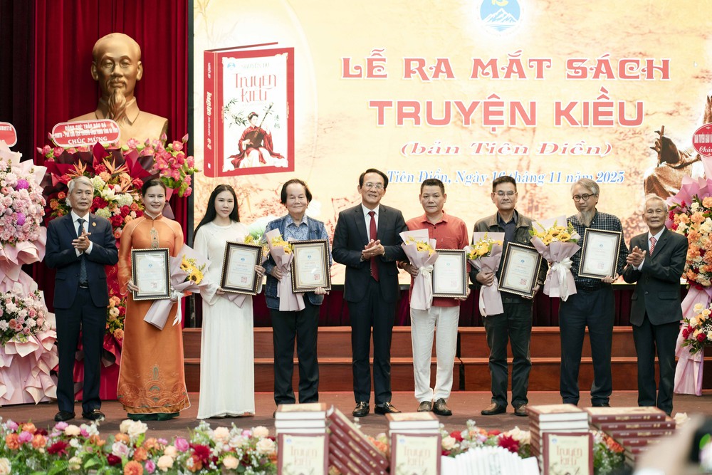 Giới thiệu bản Truyện Kiều đặc biệt với phân đoạn và chú giải khoa học, dễ hiểu - Ảnh 3. Giới thiệu bản Truyện Kiều đặc biệt với phân đoạn và chú giải khoa học, dễ hiểu - Ảnh 3.