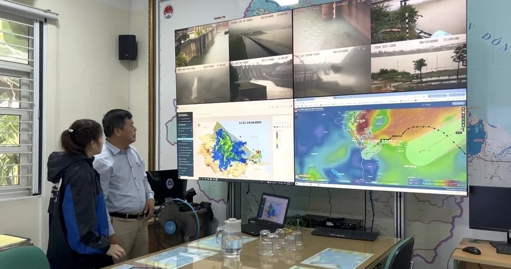 Huế tăng lưu lượng điều tiết 2 hồ chứa, cảnh báo xuất hiện lũ trên các sông - Ảnh 1. Huế tăng lưu lượng điều tiết 2 hồ chứa, cảnh báo xuất hiện lũ trên các sông - Ảnh 1.