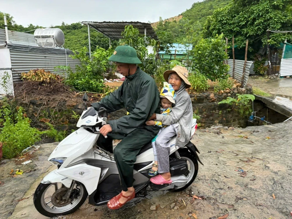 Trung Bộ mưa rất to, nguy cơ lũ mới, Bắc Bộ có mưa do không khí lạnh - Ảnh 1. Trung Bộ mưa rất to, nguy cơ lũ mới, Bắc Bộ có mưa do không khí lạnh - Ảnh 1.