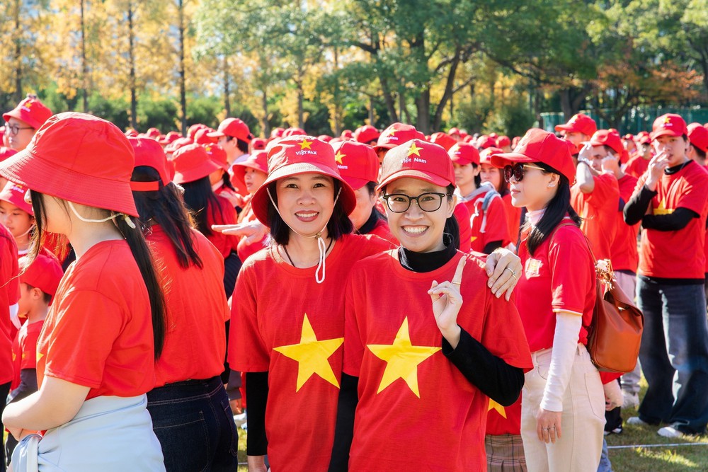 Xác nhận kỷ lục xếp lá cờ Tổ quốc lớn nhất trong cộng đồng người Việt tại Nhật Bản - Ảnh 7. Xác nhận kỷ lục xếp lá cờ Tổ quốc lớn nhất trong cộng đồng người Việt tại Nhật Bản - Ảnh 7.