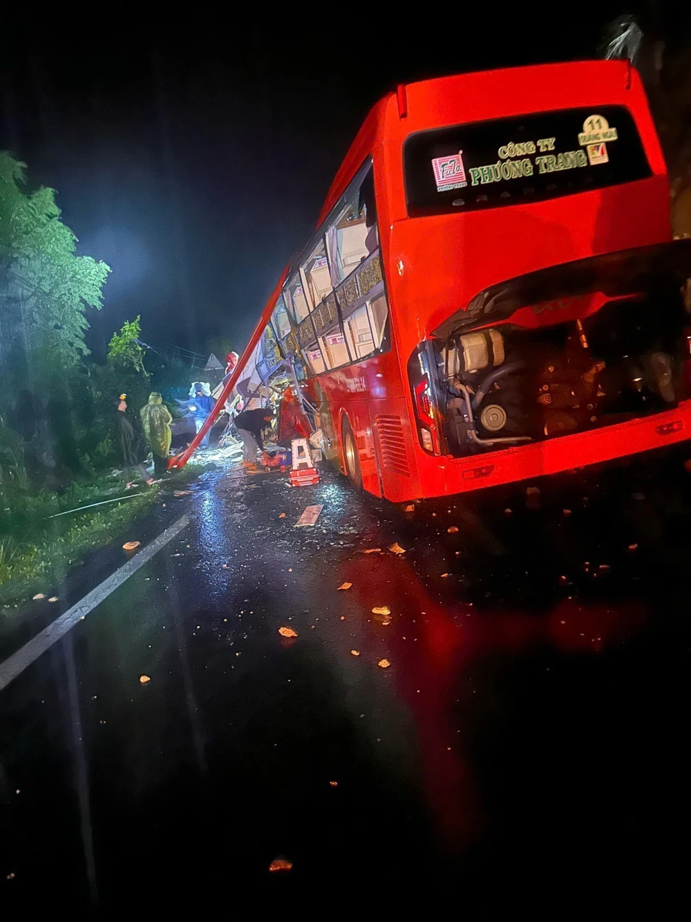 Sạt lở đèo Khánh Lê và đèo Khánh Sơn (tỉnh Khánh Hòa) khiến nhiều người bị vùi lấp - Ảnh 1. Sạt lở đèo Khánh Lê và đèo Khánh Sơn (tỉnh Khánh Hòa) khiến nhiều người bị vùi lấp - Ảnh 1.