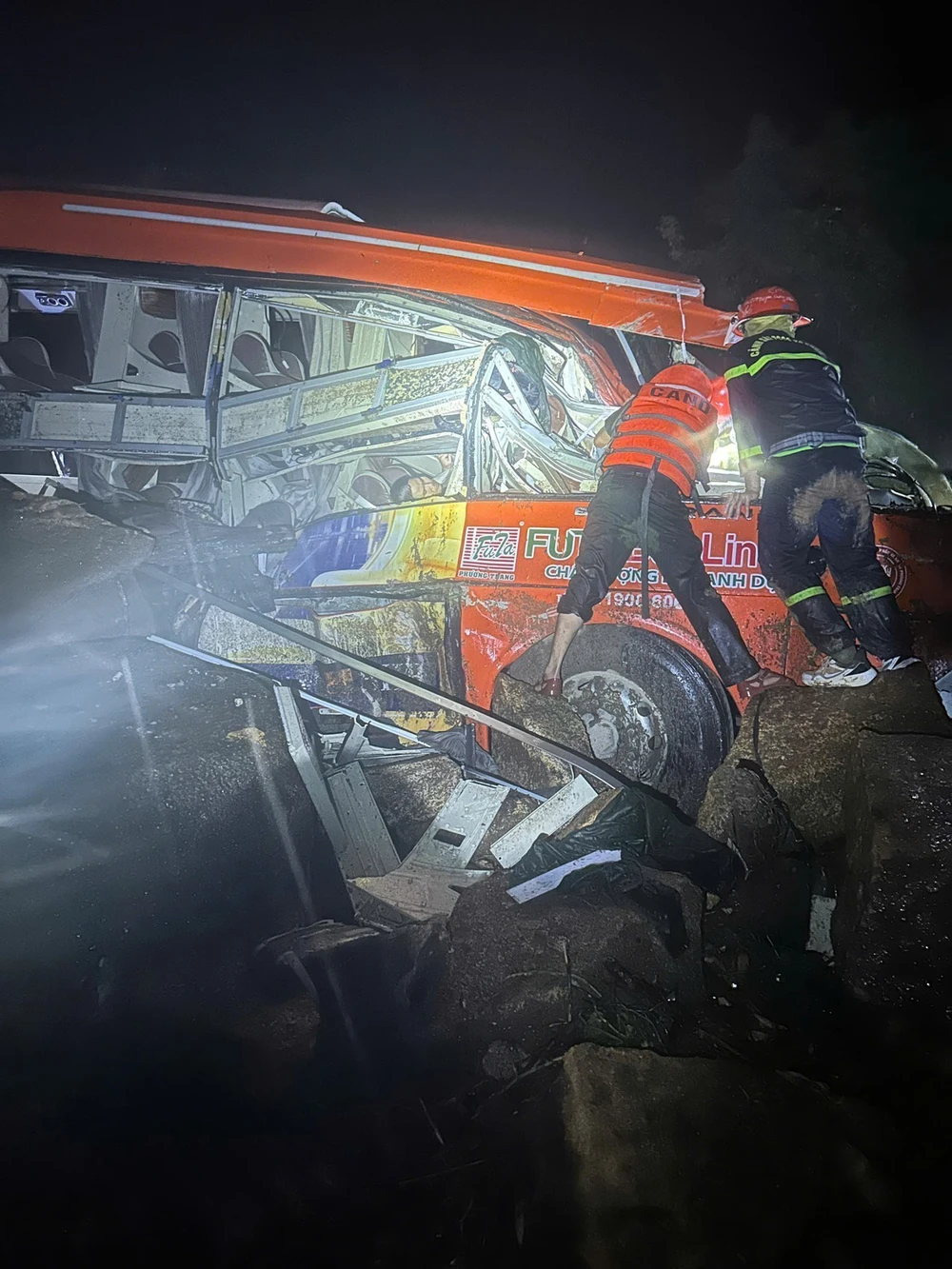 Sạt lở đèo Khánh Lê và đèo Khánh Sơn (tỉnh Khánh Hòa) khiến nhiều người bị vùi lấp - Ảnh 2. Sạt lở đèo Khánh Lê và đèo Khánh Sơn (tỉnh Khánh Hòa) khiến nhiều người bị vùi lấp - Ảnh 2.