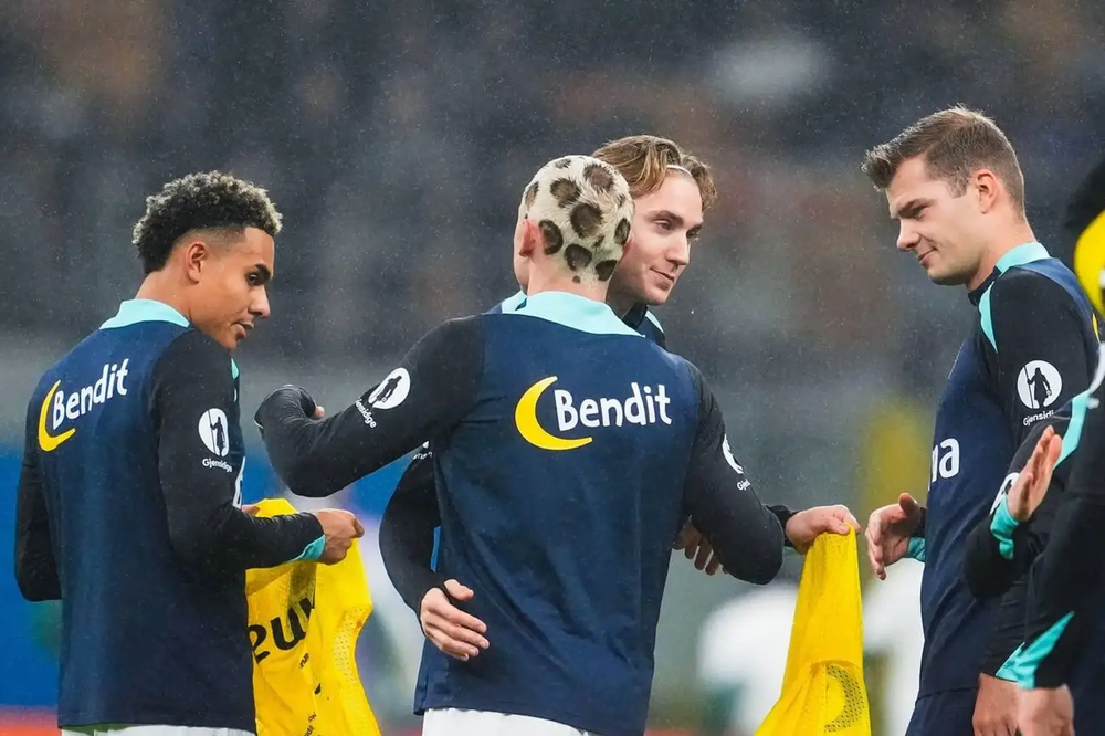 Cầu thủ Na Uy gây sốc với kiểu tóc... báo đốm ở đại chiến với ĐT Ý tại vòng loại World Cup 2026 - Ảnh 1. Cầu thủ Na Uy gây sốc với kiểu tóc... báo đốm ở đại chiến với ĐT Ý tại vòng loại World Cup 2026 - Ảnh 1.