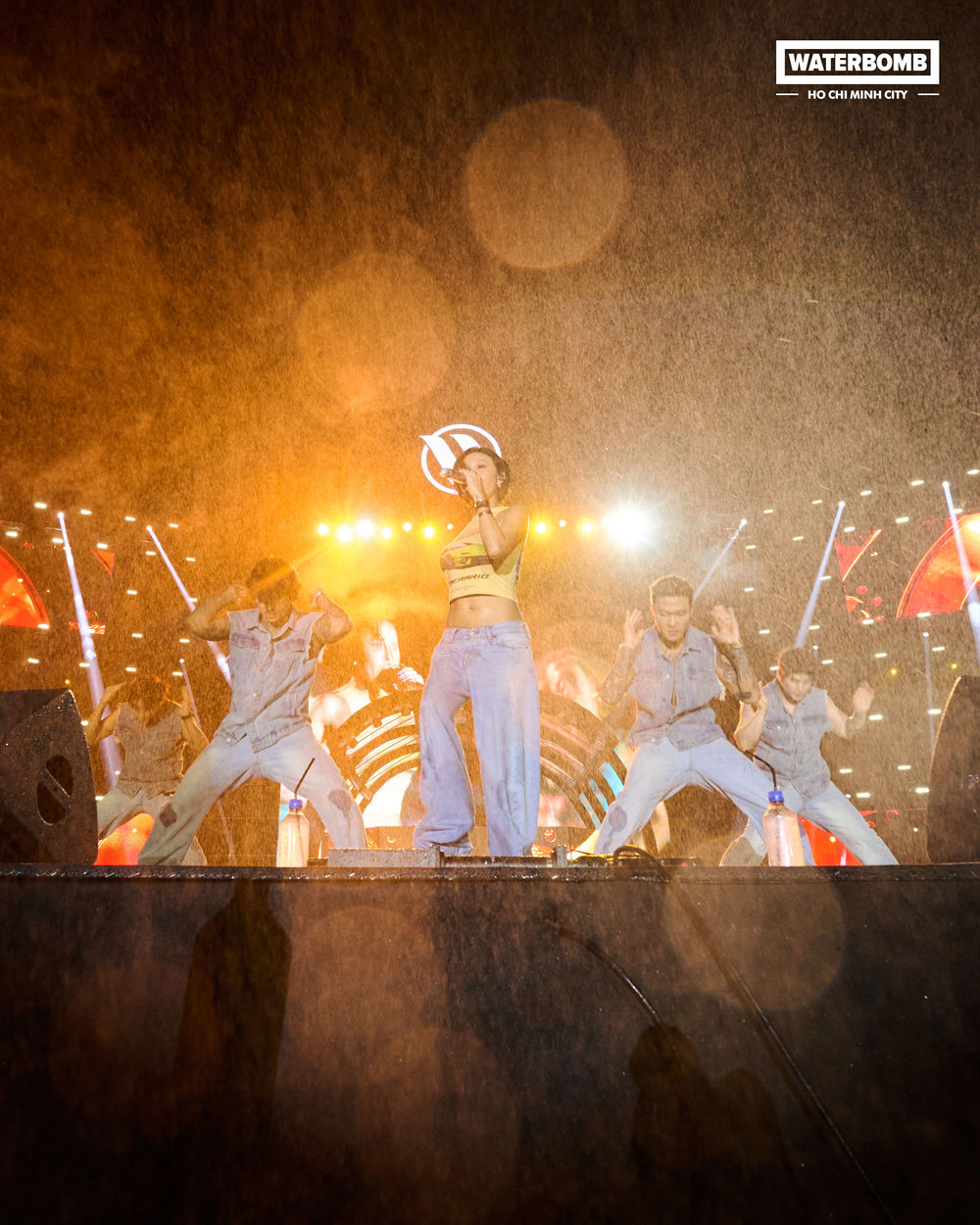 Chi Pu, SOOBIN cùng dàn sao K-Pop 'đổ bộ' sân khấu nhạc nước Waterbomb tại TP.HCM - Ảnh 20. Chi Pu, SOOBIN cùng dàn sao K-Pop 'đổ bộ' sân khấu nhạc nước Waterbomb tại TP.HCM - Ảnh 20.