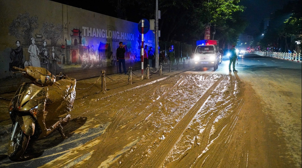 Hà Nội: Làm rõ nguyên nhân bùn nhão tràn trên đường khiến người đi xe máy trượt ngã - Ảnh 1.
