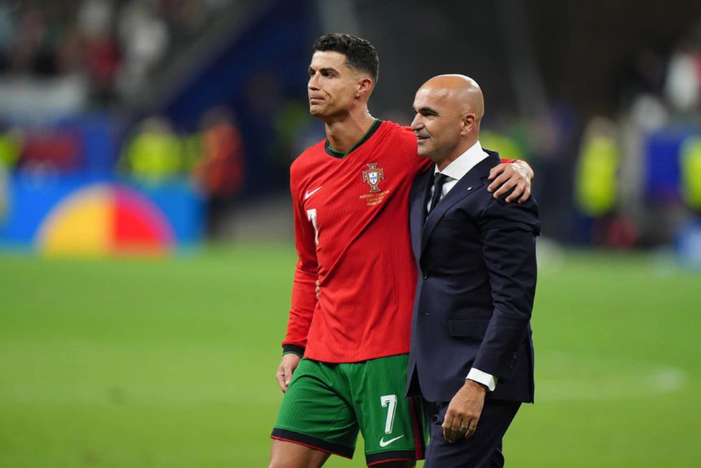 HLV ĐT Bồ Đào Nha gửi thông điệp về Ronaldo sau khi đội nhà thắng 9-1 để đoạt vé dự World Cup - Ảnh 1. HLV ĐT Bồ Đào Nha gửi thông điệp về Ronaldo sau khi đội nhà thắng 9-1 để đoạt vé dự World Cup - Ảnh 1.