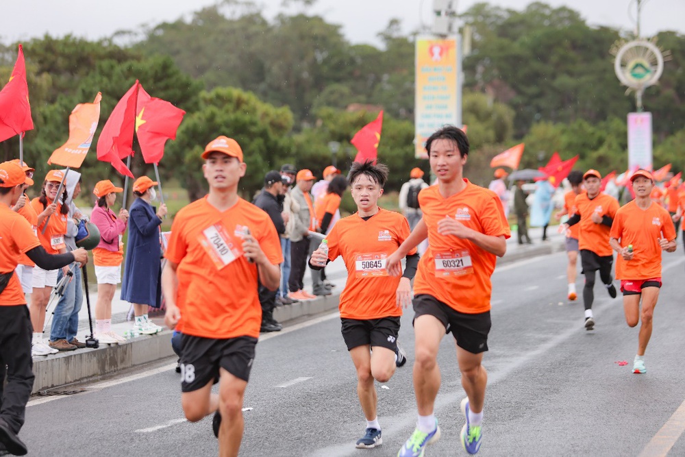 Bùng nổ thành tích tại Giải Marathon 2025: Những nhà vô địch và dấu ấn khó quên trên đường chạy 'Một ước mơ' - Ảnh 1. Bùng nổ thành tích tại Giải Marathon 2025: Những nhà vô địch và dấu ấn khó quên trên đường chạy 'Một ước mơ' - Ảnh 1.
