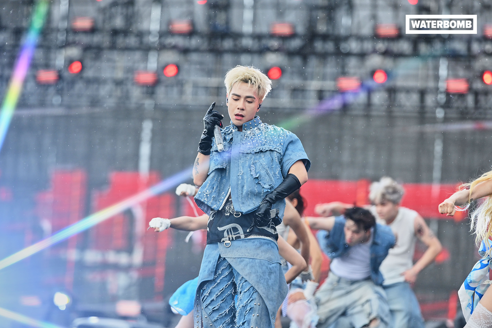Chi Pu, SOOBIN cùng dàn sao K-Pop 'đổ bộ' sân khấu nhạc nước Waterbomb tại TP.HCM - Ảnh 11. Chi Pu, SOOBIN cùng dàn sao K-Pop 'đổ bộ' sân khấu nhạc nước Waterbomb tại TP.HCM - Ảnh 11.