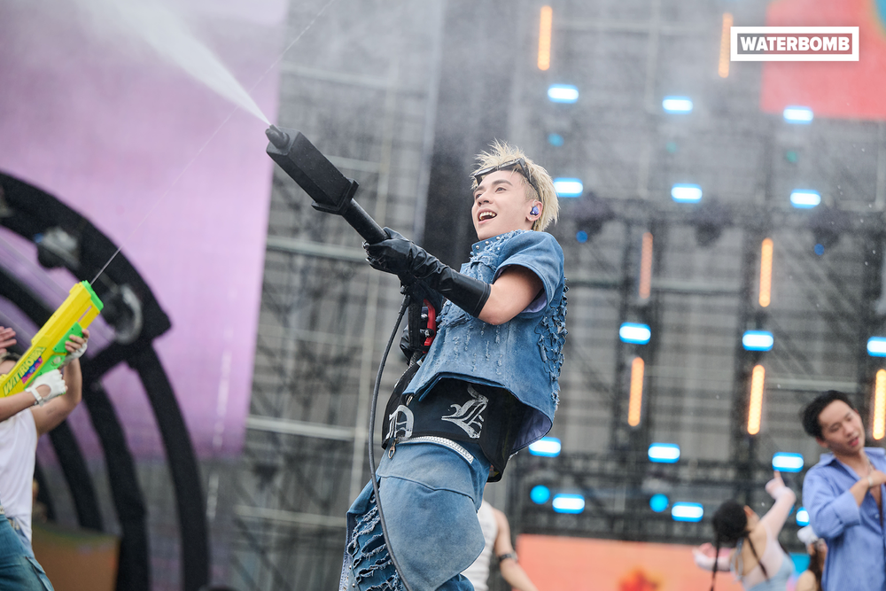 Chi Pu, SOOBIN cùng dàn sao K-Pop 'đổ bộ' sân khấu nhạc nước Waterbomb tại TP.HCM - Ảnh 12. Chi Pu, SOOBIN cùng dàn sao K-Pop 'đổ bộ' sân khấu nhạc nước Waterbomb tại TP.HCM - Ảnh 12.