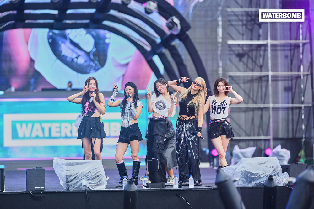 Chi Pu, SOOBIN cùng dàn sao K-Pop 'đổ bộ' sân khấu nhạc nước Waterbomb tại TP.HCM - Ảnh 13. Chi Pu, SOOBIN cùng dàn sao K-Pop 'đổ bộ' sân khấu nhạc nước Waterbomb tại TP.HCM - Ảnh 13.