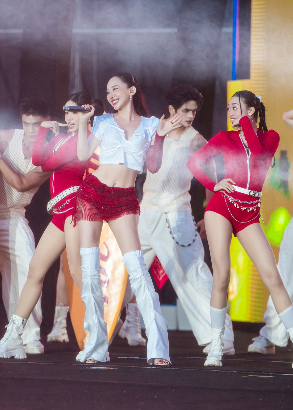 Tóc Tiên “đốt cháy” Waterbomb Hồ Chí Minh 2025: Xứng danh biểu tượng gợi cảm Vbiz - Ảnh 4. Tóc Tiên “đốt cháy” Waterbomb Hồ Chí Minh 2025: Xứng danh biểu tượng gợi cảm Vbiz - Ảnh 4.