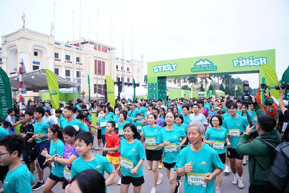 Hơn 5.000 vận động viên lan tỏa tinh thần "Raise Green Up" tại YIC Phu Ly Green Race 2025 - Ảnh 2. Hơn 5.000 vận động viên lan tỏa tinh thần "Raise Green Up" tại YIC Phu Ly Green Race 2025 - Ảnh 2.