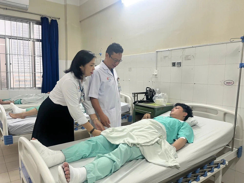 Vụ sạt lở đèo Khánh Lê: Bệnh viện Đa khoa tỉnh Khánh Hòa khẩn trương điều trị cho 19 nạn nhân - Ảnh 1. Vụ sạt lở đèo Khánh Lê: Bệnh viện Đa khoa tỉnh Khánh Hòa khẩn trương điều trị cho 19 nạn nhân - Ảnh 1.