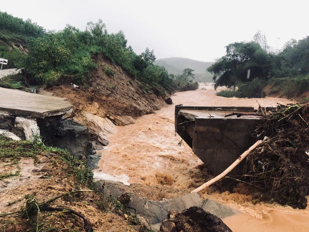 Cầu Nước Bao (Quảng Ngãi) bị gãy 1 nhịp, hơn 280 hộ dân bị cô lập - Ảnh 1. Cầu Nước Bao (Quảng Ngãi) bị gãy 1 nhịp, hơn 280 hộ dân bị cô lập - Ảnh 1.