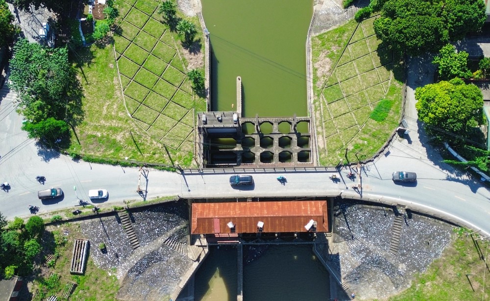 Hà Nội quyết tâm đưa nước sông Hồng về làm sạch sông Tô Lịch - Ảnh 3. Hà Nội quyết tâm đưa nước sông Hồng về làm sạch sông Tô Lịch - Ảnh 3.